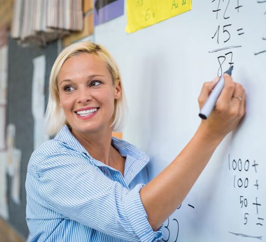 nauczycielka pisze na tablicy